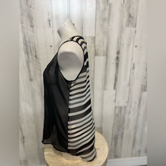 Black tank top - Picture 2 of 5